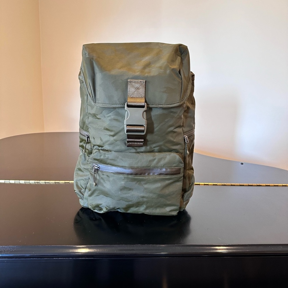 NWT Rare Minimalist Athletic Athleisure Athleta camo Venture Utility Backpack - Picture 7 of 17